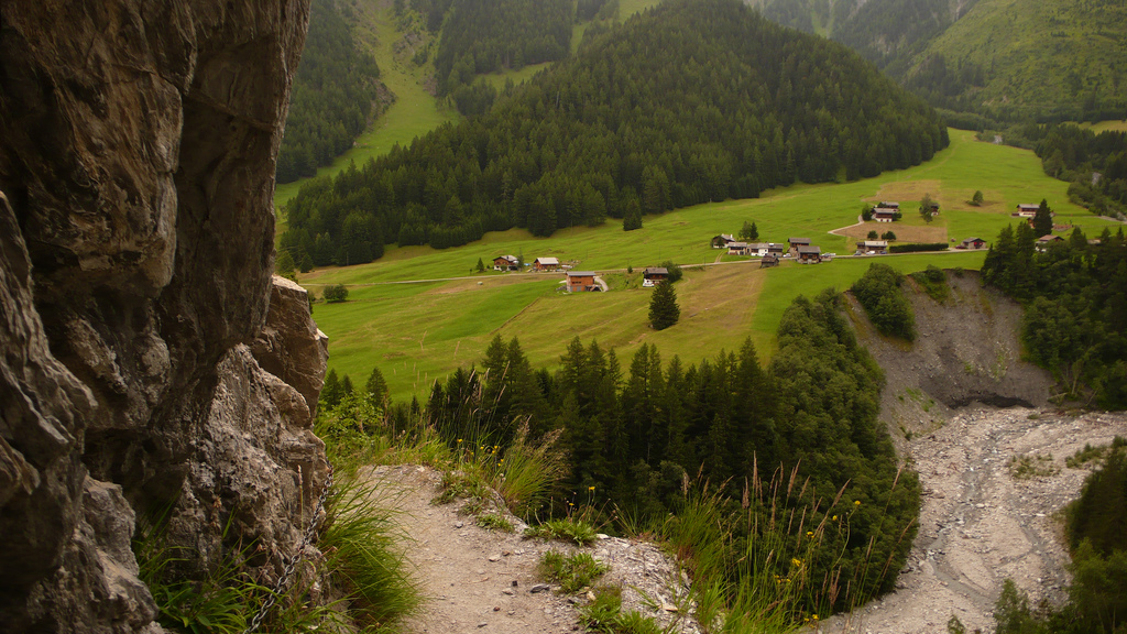 chemin pr&egrave;s de la falaise