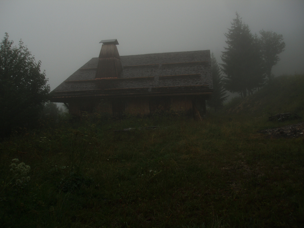 chalet dans le brouillard