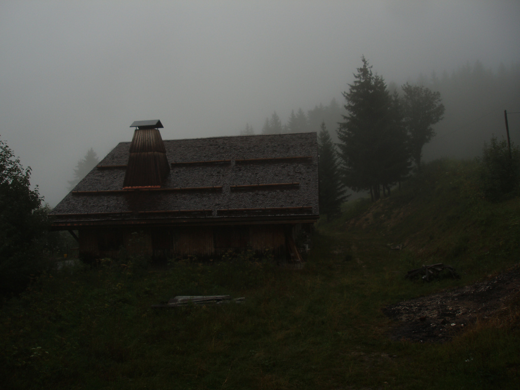 chalet dans le brouillard