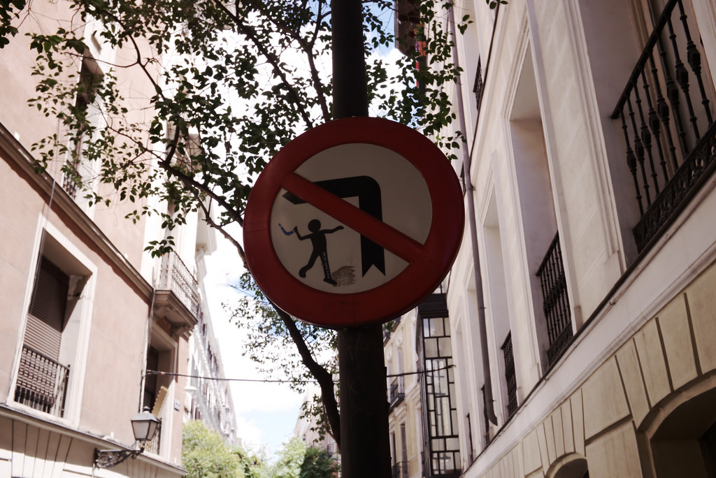Utilisation de boomerang interdite dans cette rue