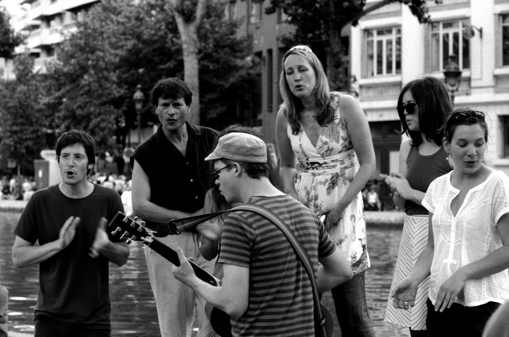Chanteurs devant le canal St Martin