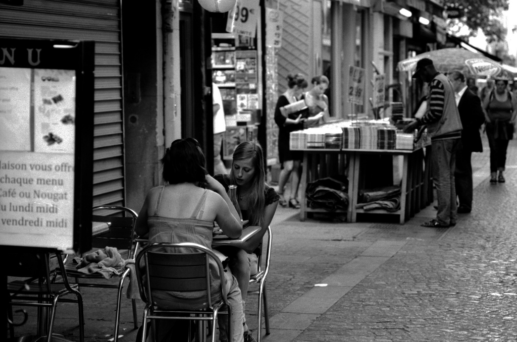 Photo 4041761921: Resto près d'un vendeur de livres