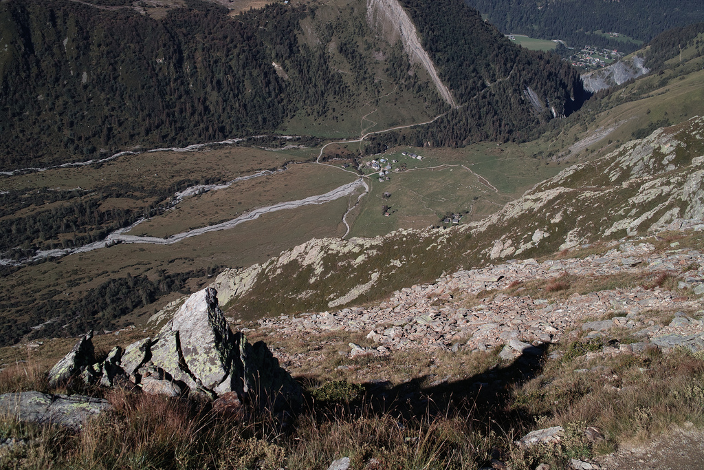 En bas, les chalets de miage