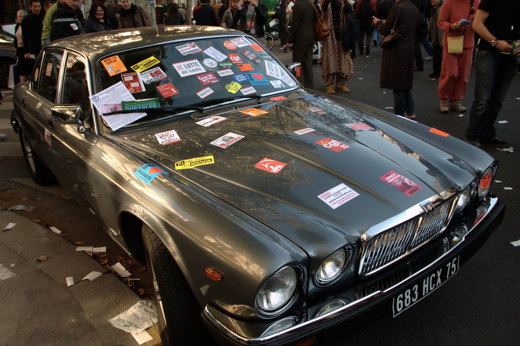 J'espère que les gens qui garent leur Jaguar sur le chemin d'une manifestation aiment les autocollants