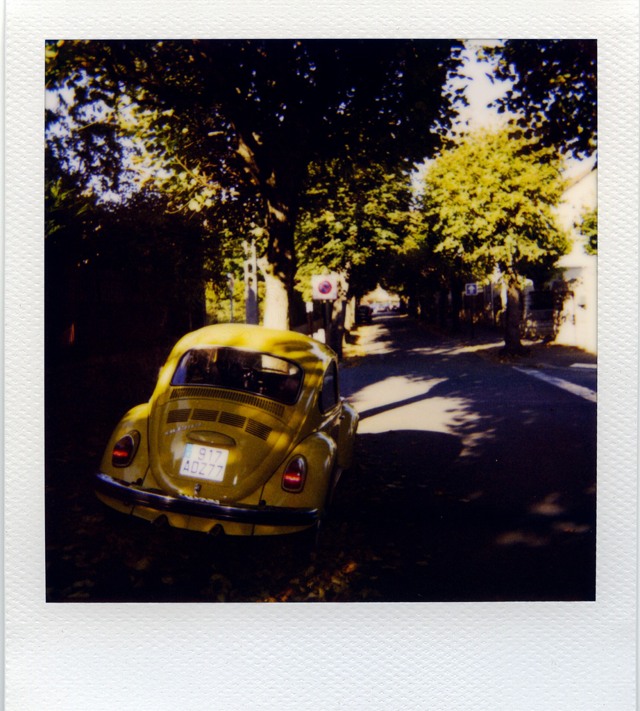Une voiture jaune
