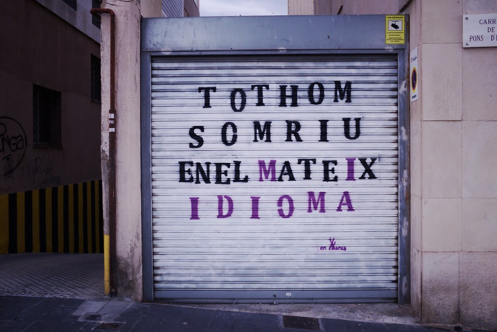 Tothom somriu en el mateix idioma