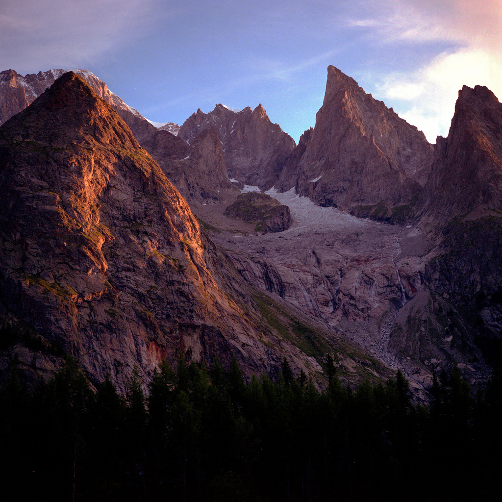 Du soleil sur l'Aiguille Noire de Peuterey