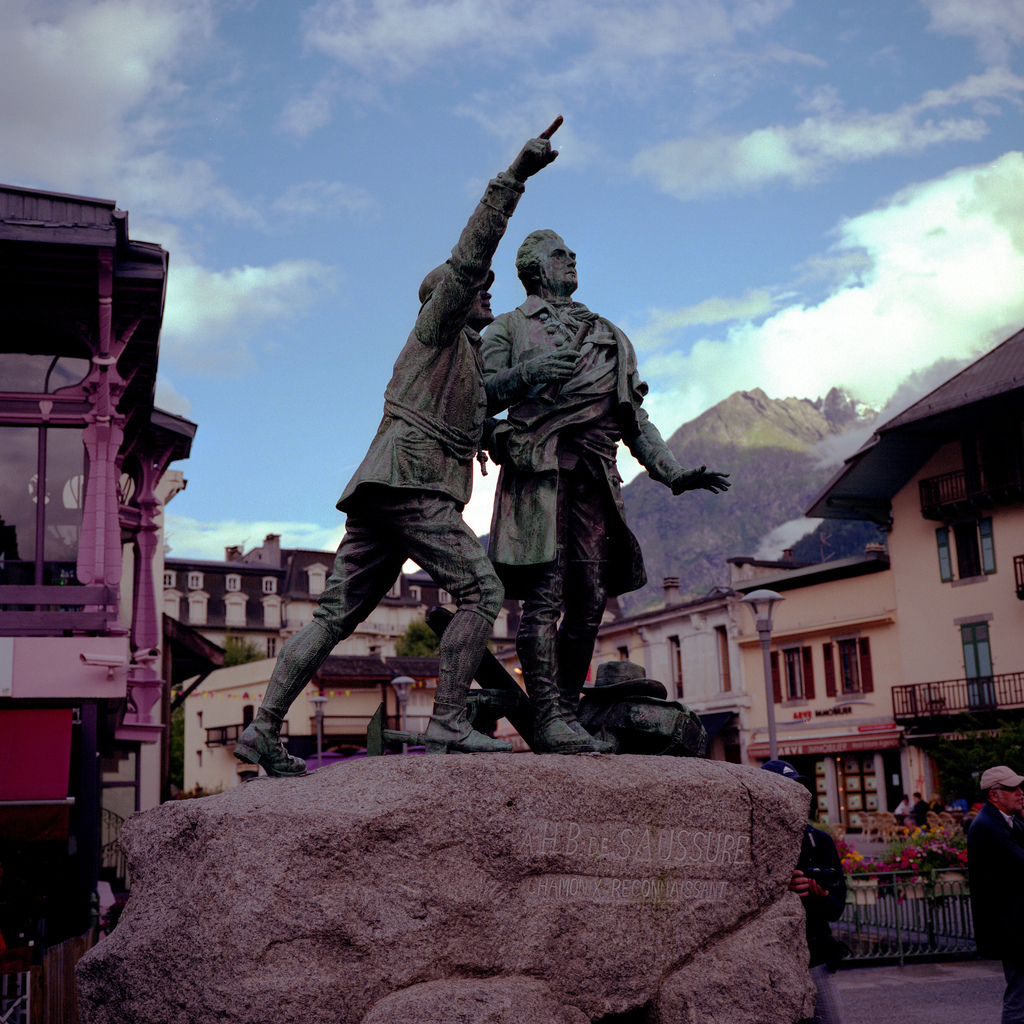 Jacques Balmat montrant le sommet du mont Blanc &agrave; Horace-B&eacute;n&eacute;dict de Saussure