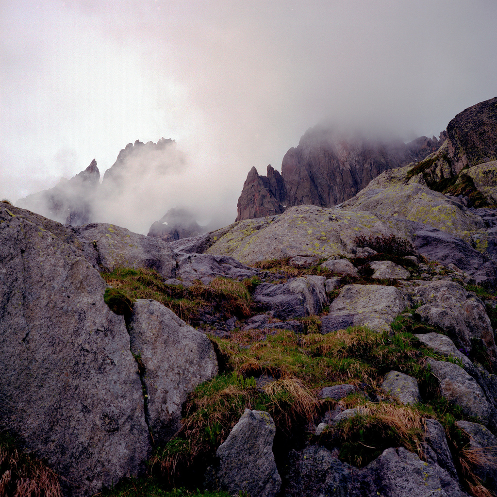 Haut des montagnes dans les nuages